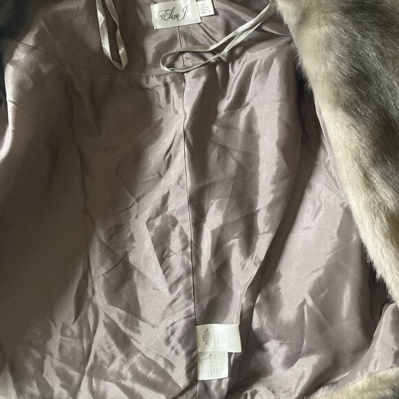 Eliza J Faux Fur Gray Wrap Size XL Shawl - Picture 8 of 10